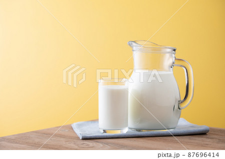 テーブルの上の牛乳 テーブルの上の牛乳 87696414
