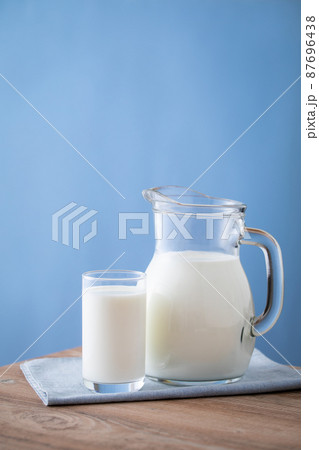 テーブルの上の牛乳 87696438