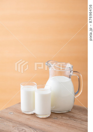 テーブルの上の牛乳 テーブルの上の牛乳 87696456