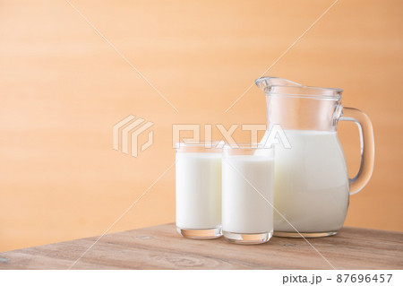 テーブルの上の牛乳 テーブルの上の牛乳 87696457
