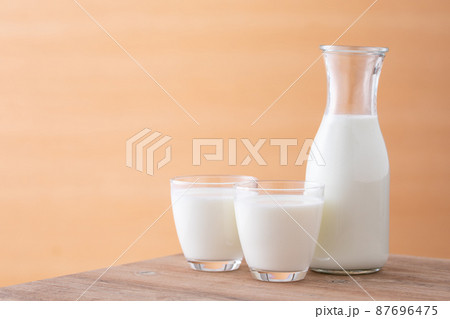 テーブルの上の牛乳 87696475