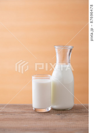 テーブルの上の牛乳 テーブルの上の牛乳 87696478