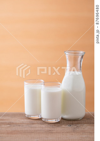 テーブルの上の牛乳 テーブルの上の牛乳 87696480