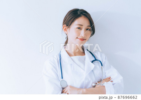 笑顔の女性医師 87696662