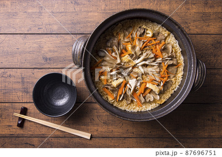舞茸ご飯　土鍋　イメージ  87696751