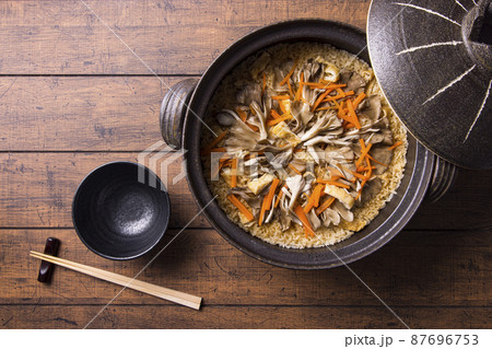 舞茸ご飯　土鍋　イメージ  87696753