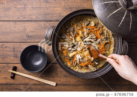 舞茸ご飯　土鍋　イメージ  87696756