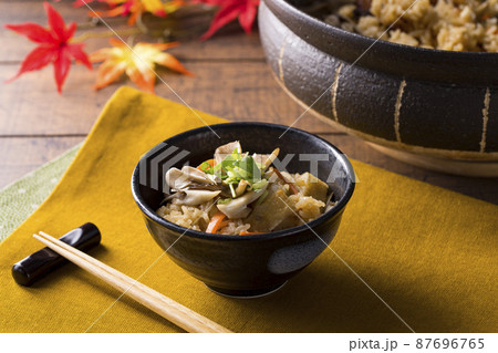 舞茸ご飯　土鍋　イメージ  87696765