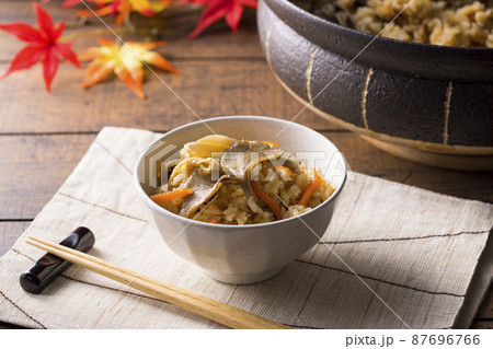 舞茸ご飯　土鍋　イメージ  87696766