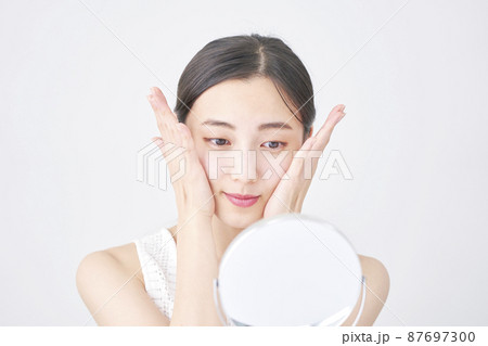 美容 鏡を見る女性 白背景 美容 鏡を見る女性 白背景 87697300