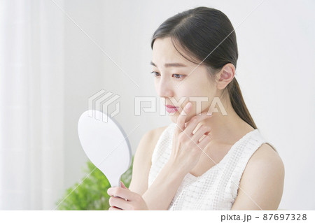 美容　鏡を見る女性　悩み 87697328