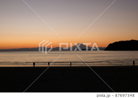神奈川県逗子市の逗子海岸からの夕日 87697348