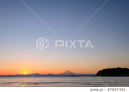 神奈川県逗子市の逗子海岸からの夕日 87697391