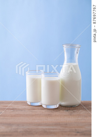 テーブルの上の牛乳 テーブルの上の牛乳 87697767