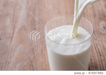 牛乳を注ぐ 87697960