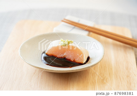 醤油につけた鶏ささみの湯引き 87698381