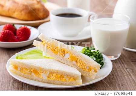 朝食にサンドイッチを食べる 87698641