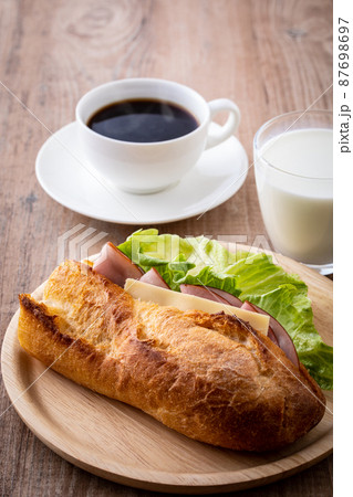 朝食にサンドイッチを食べる 87698697