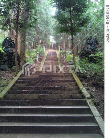 神社の階段　階段　急な階段　神社　神奈川 87698758