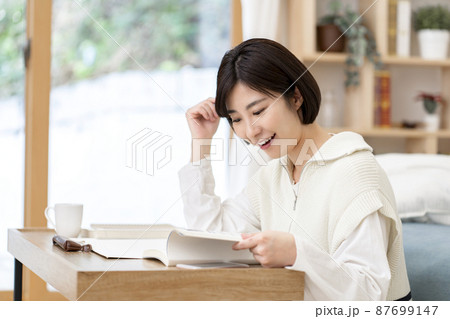 資格の勉強をする若い女性 資格の勉強をする若い女性 87699147