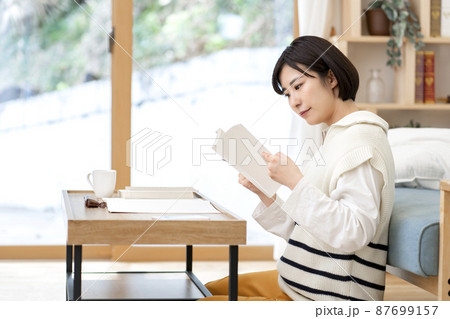 資格の勉強をする若い女性 資格の勉強をする若い女性 87699157