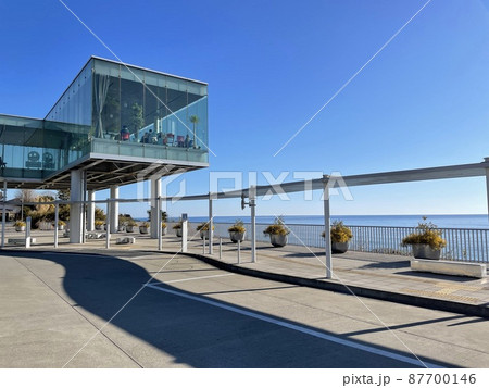 ガラス張りとピロティの海の見えるカフェ・青空 87700146