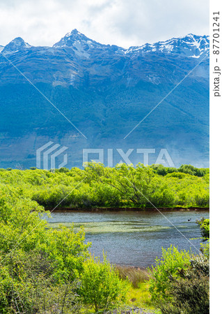 ニュージーランド　オタゴ地方のグレノーキーのラグーン・トラックから見えるラグーンと後ろに広がる山脈 87701241