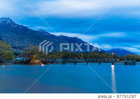 ニュージーランド オタゴ地方の夕暮れ時のグレノーキーのワカティプ湖と桟橋と南アルプス山脈 ニュージーランド オタゴ地方の夕暮れ時のグレノーキーのワカティプ湖と桟橋と南アルプス山脈 87701287