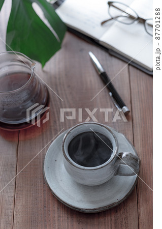 仕事の合間にコーヒーでも 仕事の合間にコーヒーでも 87701288