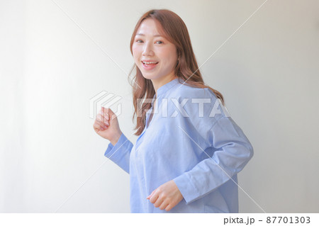 走り出すポーズの女性1 87701303