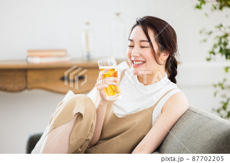 ビールを飲む女性 ビールを飲む女性 87702205