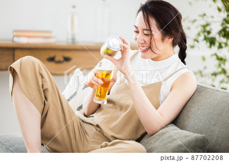 ビールを飲む女性 87702208
