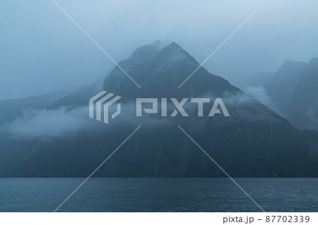 ニュージーランド フィヨルドランド国立公園のクルーズ船から見える雨の中のミルフォードサウンド ニュージーランド フィヨルドランド国立公園のクルーズ船から見える雨の中のミルフォードサウンド 87702339