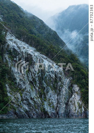 ニュージーランド フィヨルドランド国立公園のクルーズ船から見える雨の中のミルフォードサウンド ニュージーランド フィヨルドランド国立公園のクルーズ船から見える雨の中のミルフォードサウンド 87702363