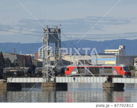 末広橋梁を渡る貨物列車 87702812