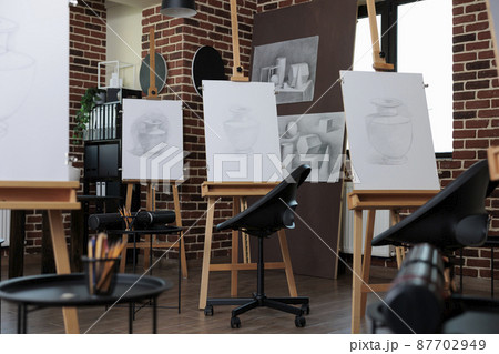 Empty artistic space studio with nobody in it ready for students 87702949