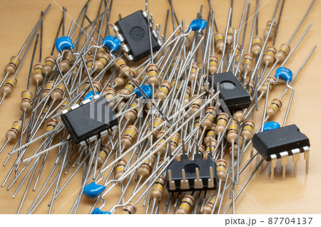 電子部品の山（半導体IC, 抵抗、コンデンサ） 87704137