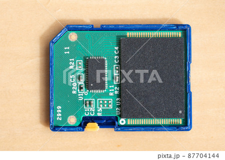 半導体ICの入ったSDカード（上から） 87704144