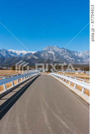 乳川に架かる橋より有明山と山麓を撮る【北安曇郡松川村】 87704913