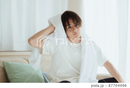 濡れた髪をタオルで乾かす若い男性 濡れた髪をタオルで乾かす若い男性 87704996