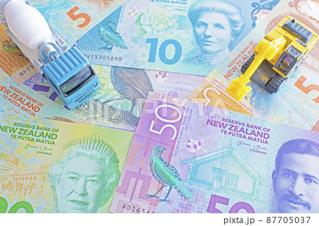 ニュージーランドドル紙幣とショベルカーとミキサー車 87705037