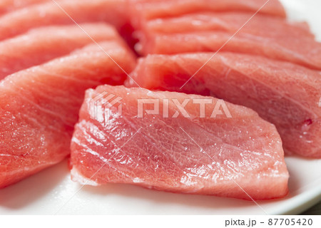 新鮮で美味しいマグロの刺身 87705420