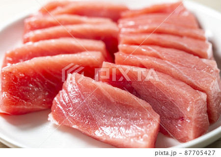 新鮮で美味しいマグロの刺身 87705427