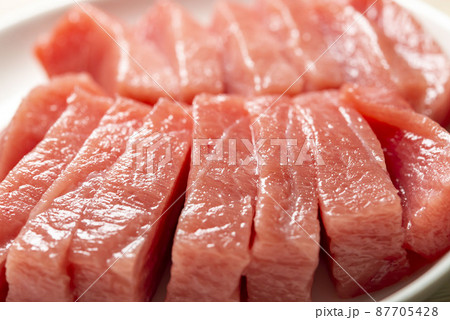 新鮮で美味しいマグロの刺身 87705428