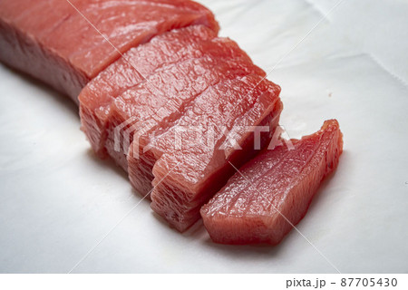 新鮮で美味しいマグロの刺身 87705430