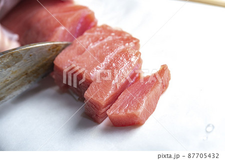 新鮮で美味しいマグロの刺身 87705432