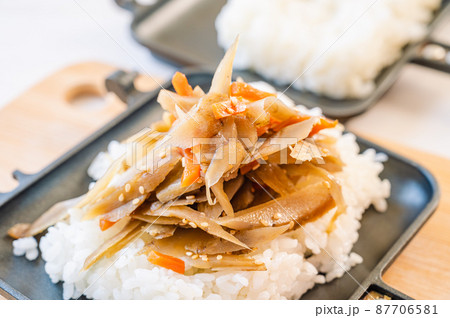 ご飯の上に乗せたきんぴらごぼう 87706581