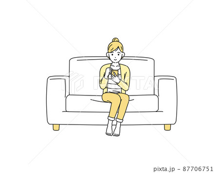 ソファーでくつろぐ女性 主婦 スマートフォンを見る 携帯電話 スマホ 眺める 画面を見る ソファーでくつろぐ女性 主婦 スマートフォンを見る 携帯電話 スマホ 眺める 画面を見る 87706751