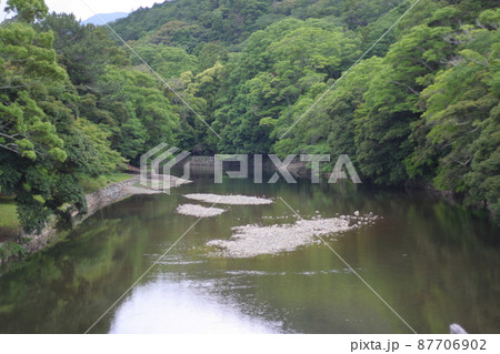 三重県　五十鈴川の清流 87706902
