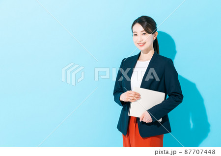 ブルーバックの若いビジネスウーマン　 87707448